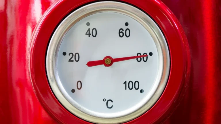 Gros plan sur un thermomètre de bouilloire indiquant une température élevée en degrés Celsius.