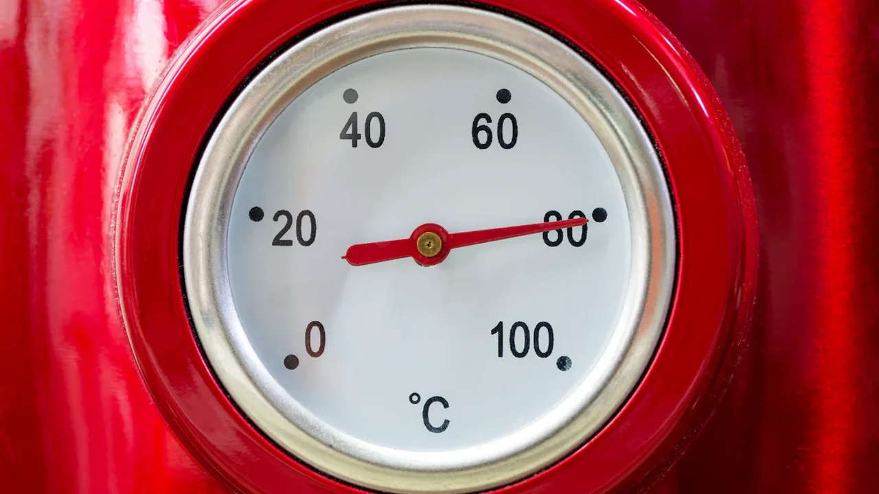 Gros plan sur un thermomètre de bouilloire indiquant une température élevée en degrés Celsius.