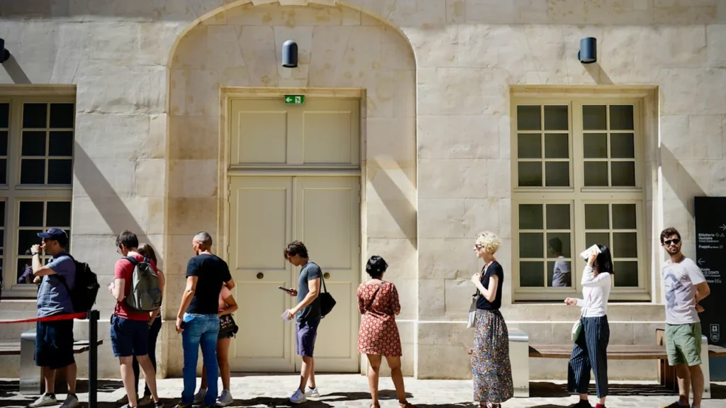 Des citoyens français faisant la queue devant un bureau de vote à Paris.
