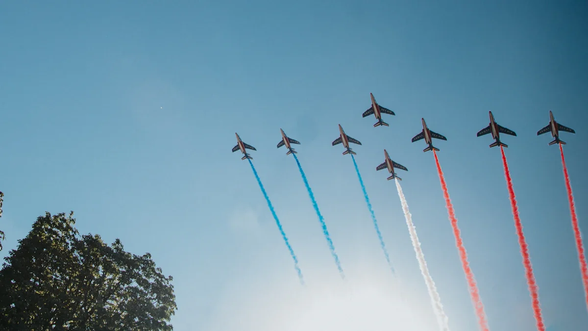 Patrouille d'avions de chasse laissant des traînées bleu, blanc, rouge dans le ciel