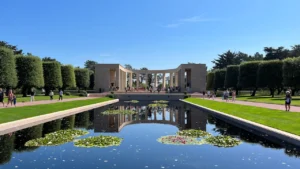Le bassin paisible et le monument commémoratif dans un jardin de Normandie.
