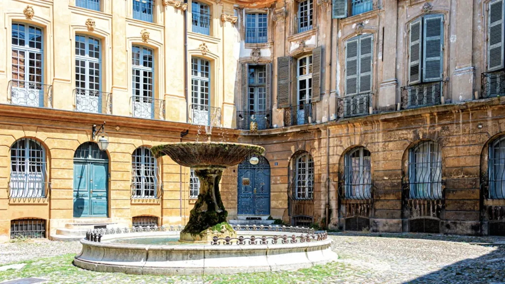 Fontaine traditionnelle dans une cour intérieure typique au cœur d'Aix-en-Provence.