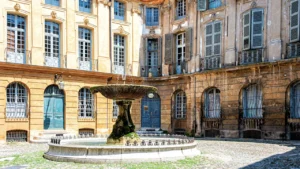Fontaine traditionnelle dans une cour intérieure typique au cœur d'Aix-en-Provence.