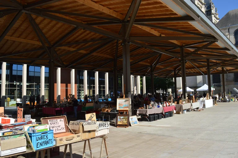 À Dax, la brocante revient aux Halles le 7 août: chronostand.fr
