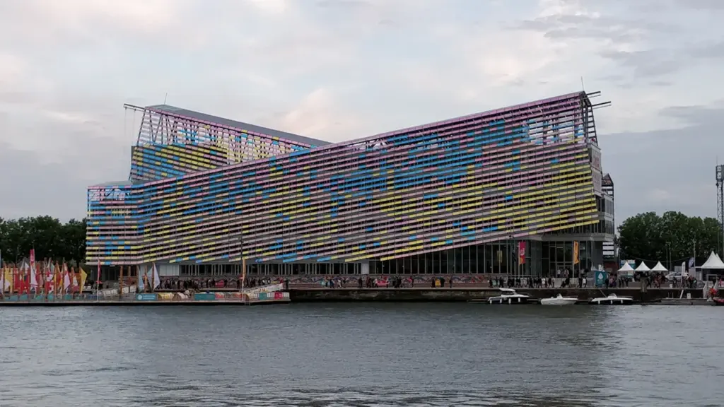 Bâtiment moderne coloré situé en bord de Seine, reflétant l'architecture contemporaine de Rouen.
