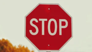 Panneau de signalisation stop rouge, symbolisant la rigueur du nouveau contrôle routier à Vitry.