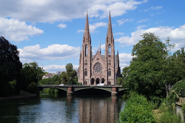 Les vitraux de Saint-Guillaume à Strasbourg jusqu’au 4 octobre