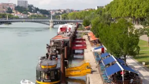 Vue panoramique des quais de Saône à Lyon avec des bateaux amarrés en journée.