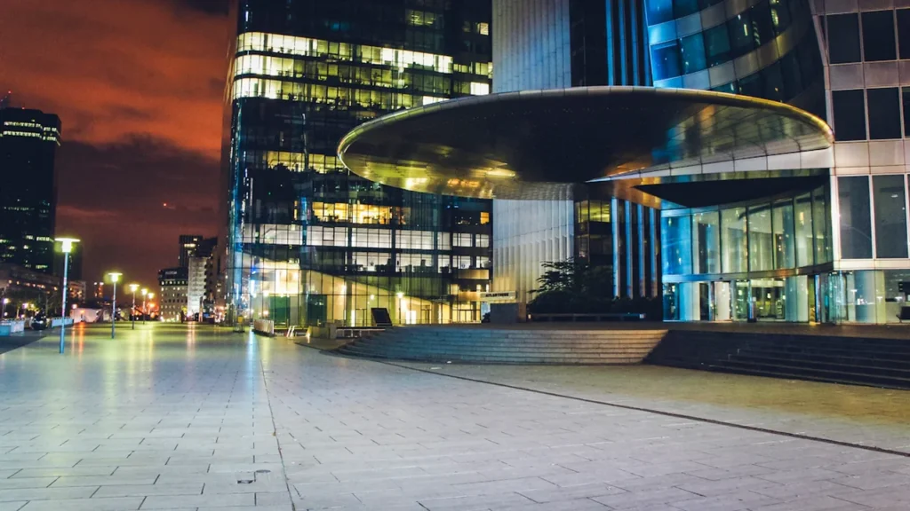 Vue nocturne des immeubles modernes et des rues désertes à La Défense, Nanterre.