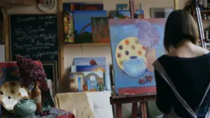Une artiste peignant une nature morte dans un atelier lumineux aux Labos Éclair.