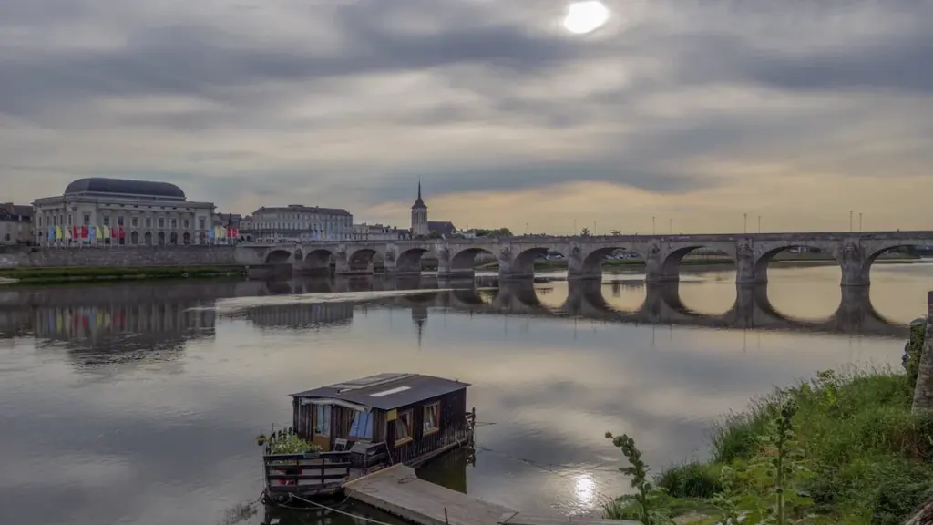 Toue sablière traditionnelle amarrée sur la Loire à Orléans près du pont George V.