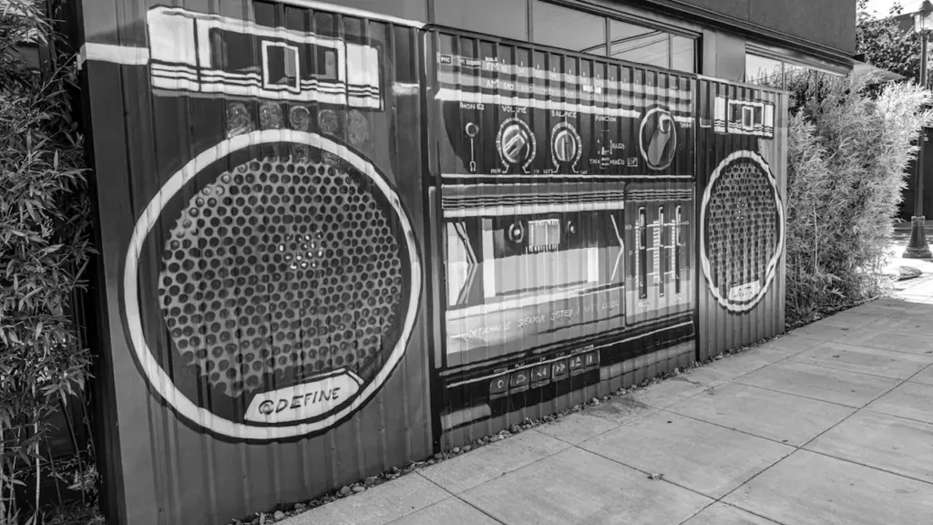 Une fresque murale représentant une radio vintage stylisée dans la rue.