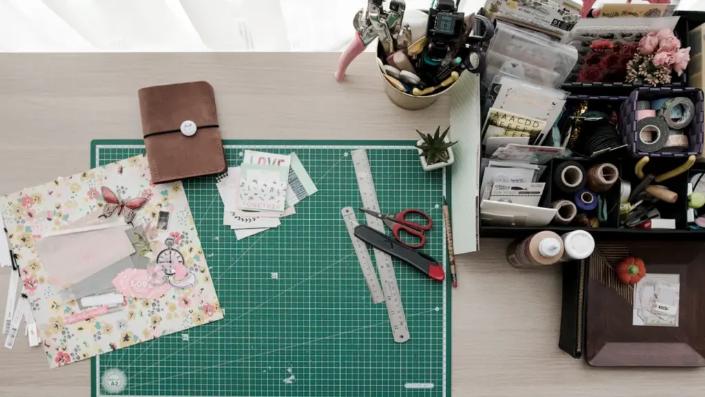 Vue de dessus d'un espace de travail créatif dédié au scrapbooking et papier.