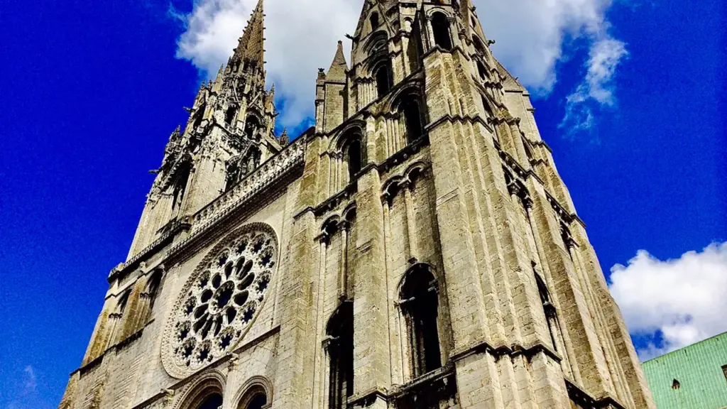 Vue emblématique des flèches de la cathédrale de Chartres sous un ciel bleu.