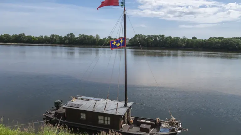 Un bateau traditionnel à fond plat naviguant sur les eaux calmes de la Loire.