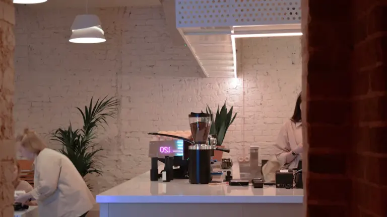 Intérieur moderne et chaleureux d'un café avec un comptoir de service professionnel.