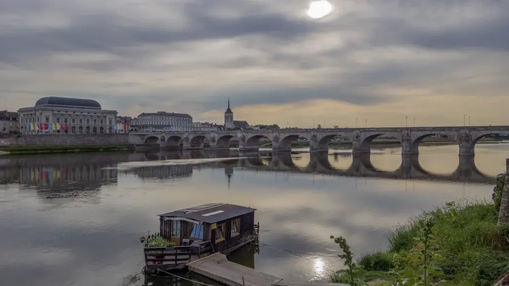 Bateau traditionnel sur la Loire à Orléans au pied du pont George V.