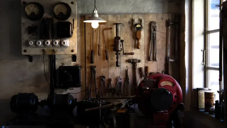 Mur d'outils organisés dans un atelier de réparation manuel authentique et rustique.