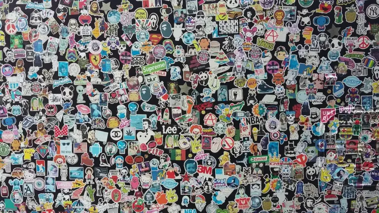 À Blois, une chasse au trésor gratuite pour collectionner 30 stickers de héros