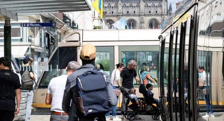 Blocus lycéens à Orléans : tramway à l'arrêt et services perturbés mardi